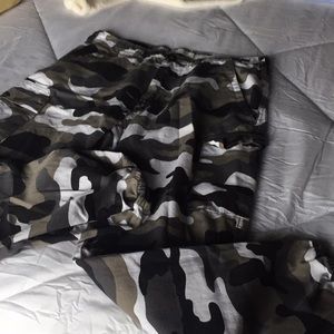 Pantalon cargo camouflage à taille haute